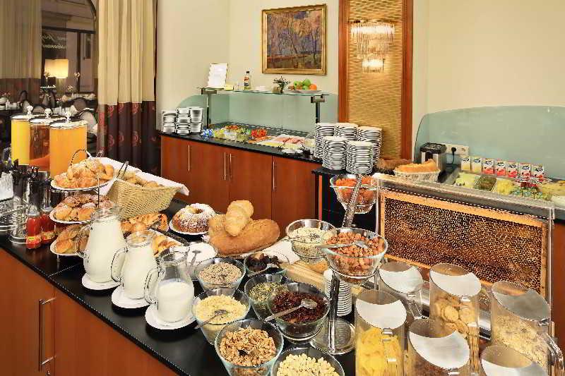 แกรนด์ โฮเทล โบฮีเมีย Hotel ปราก ภายนอก รูปภาพ A buffet at a hotel