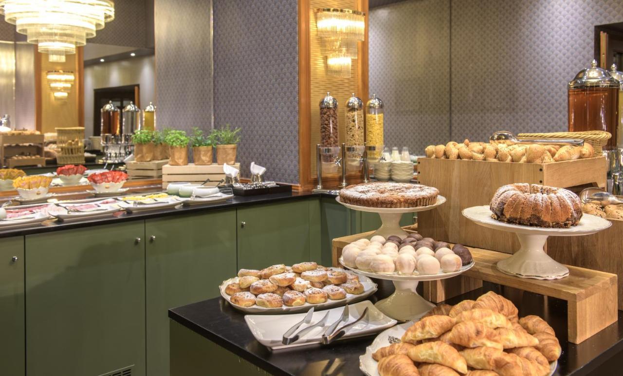 แกรนด์ โฮเทล โบฮีเมีย Hotel ปราก ภายนอก รูปภาพ A buffet at a hotel