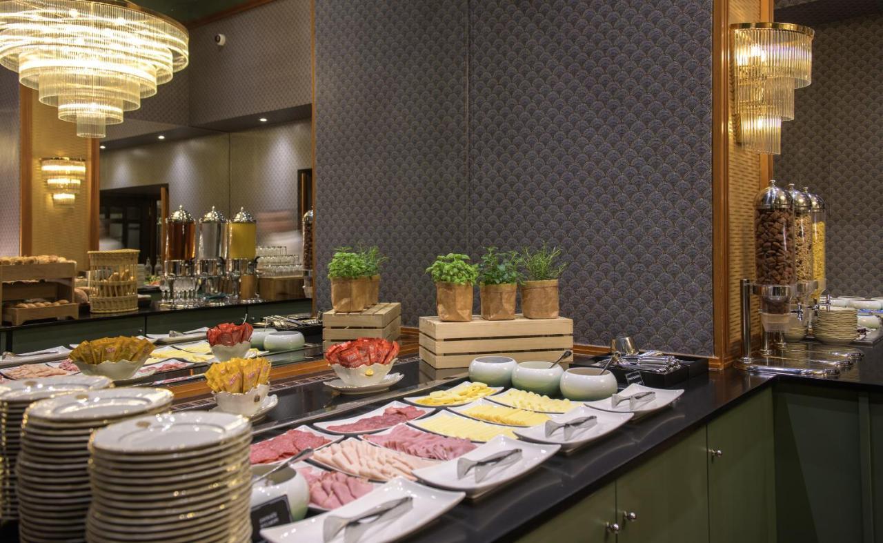 แกรนด์ โฮเทล โบฮีเมีย Hotel ปราก ภายนอก รูปภาพ A buffet at a hotel