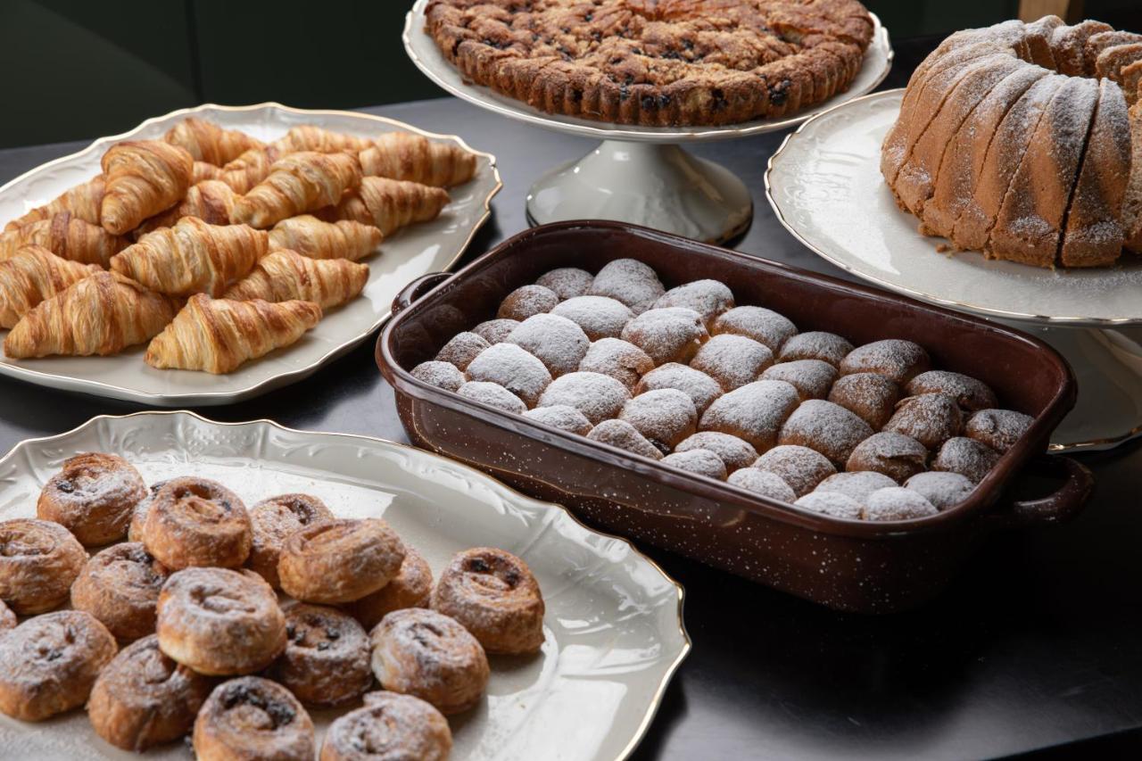 แกรนด์ โฮเทล โบฮีเมีย Hotel ปราก ภายนอก รูปภาพ A selection of Italian pastries