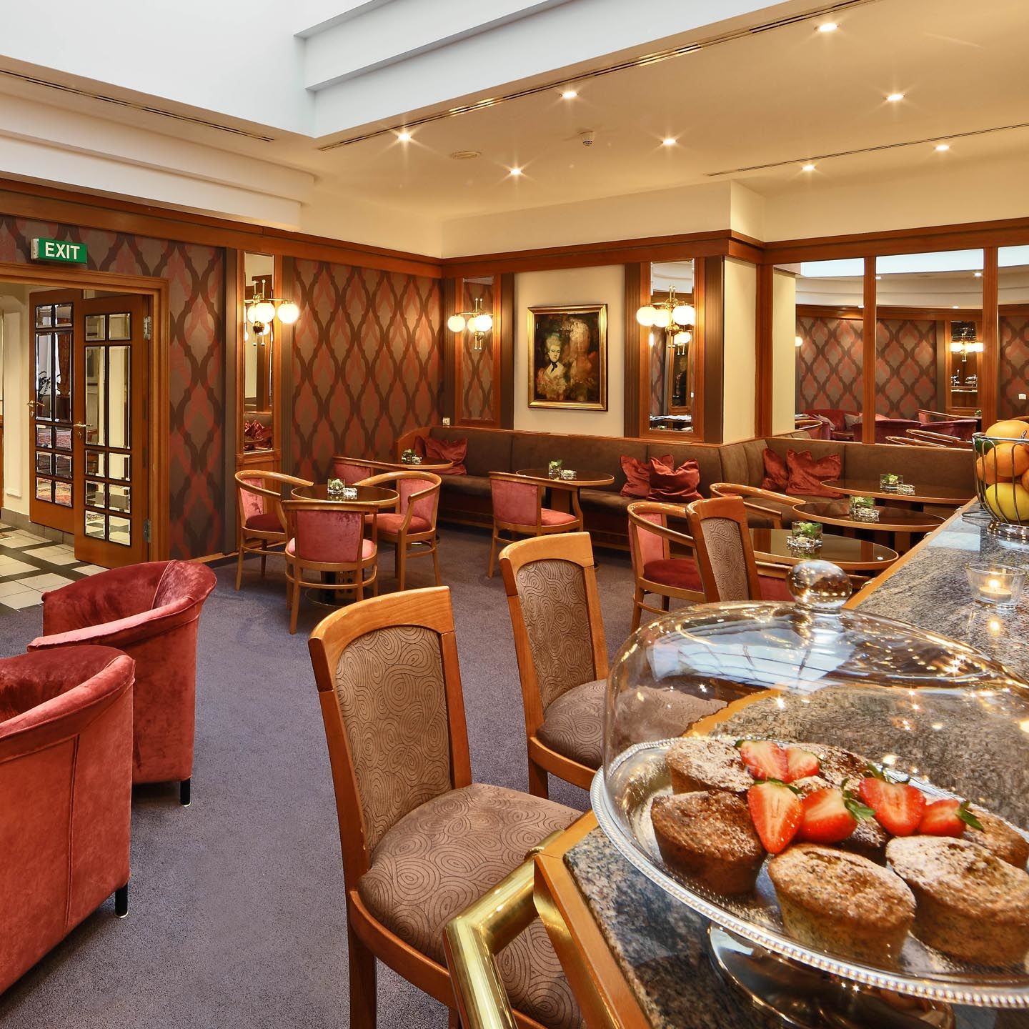 แกรนด์ โฮเทล โบฮีเมีย Hotel ปราก ภายนอก รูปภาพ The lounge at the airport