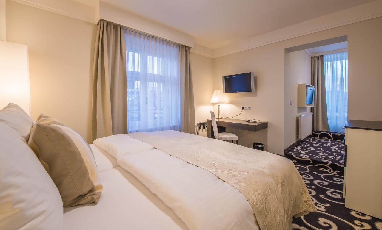 แกรนด์ โฮเทล โบฮีเมีย Hotel ปราก ภายนอก รูปภาพ A room at the hotel
