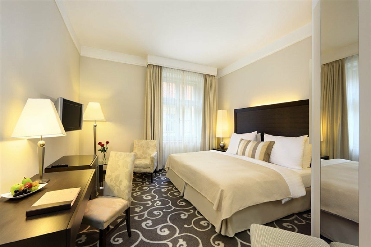 แกรนด์ โฮเทล โบฮีเมีย Hotel ปราก ภายนอก รูปภาพ A room at the hotel